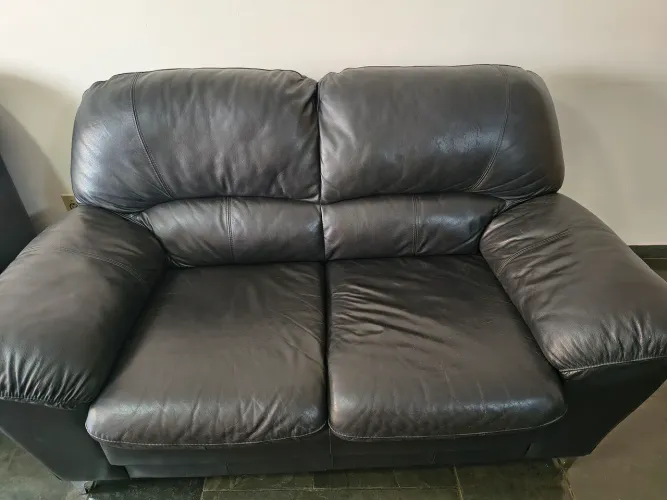 Conjunto de Sofá em Couro 2 e 3 lugares da Marca Silvia Designe- estrutura muito boa