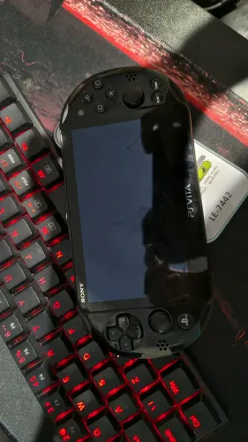 PS Vita Desbloqueado + Cartão 64GB com Jogos - Pronto para Jogar