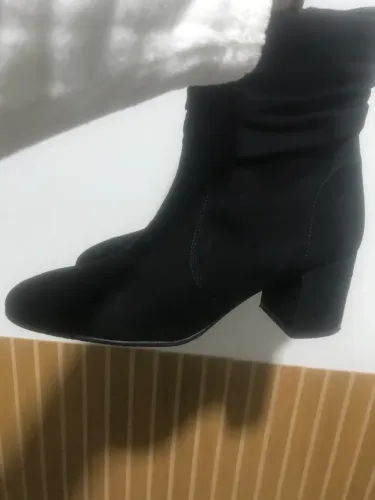 um par de botas comprei na Alemanha mas não gostei tá nova 