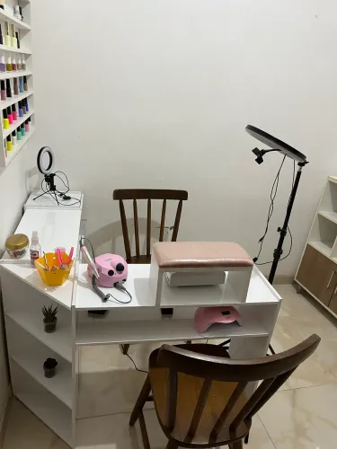 Mesa de Nails design e prateleira de esmaltes