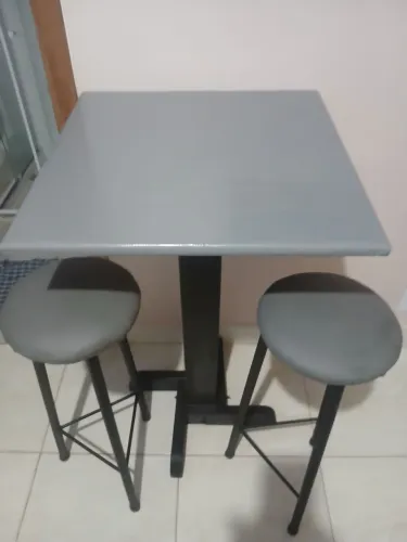 Mesa duas banquetas
