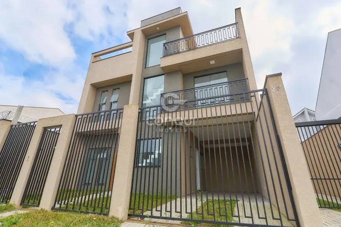 Casa Moderna com Quintal Espaçoso e 3 Quartos em Rua Tranquila