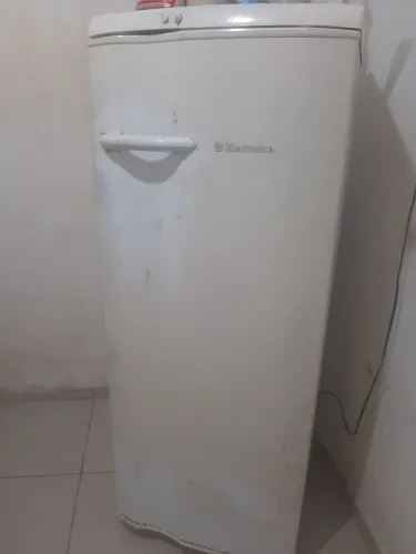 Vendo essa geladeira valor 450