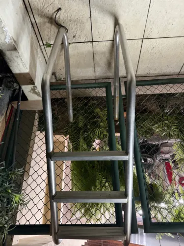 Escada para Piscina em Aço Inox - 3 Degraus - Reforçada
