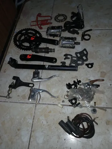 Peças usadas de bicicleta MTB.