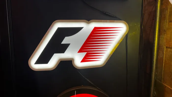 LUMINOSO F1 20CM EM MDF, ACRÍLICO E LED | PARA PESSOAS EXIGENTES ?