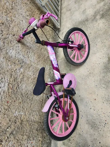 Bicicleta infantil com defeito