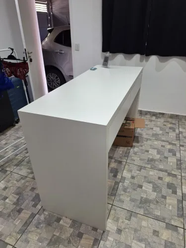Balcão central com duas gavetas