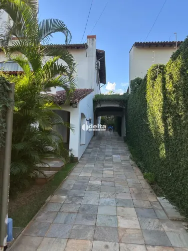 Casa residencial com 4 quartos sendo 3 suítes disponível para locação no bairro Tabajaras 
