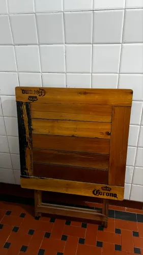 MESA DE MADEIRA COM 4 CADEIRAS DA CORONA