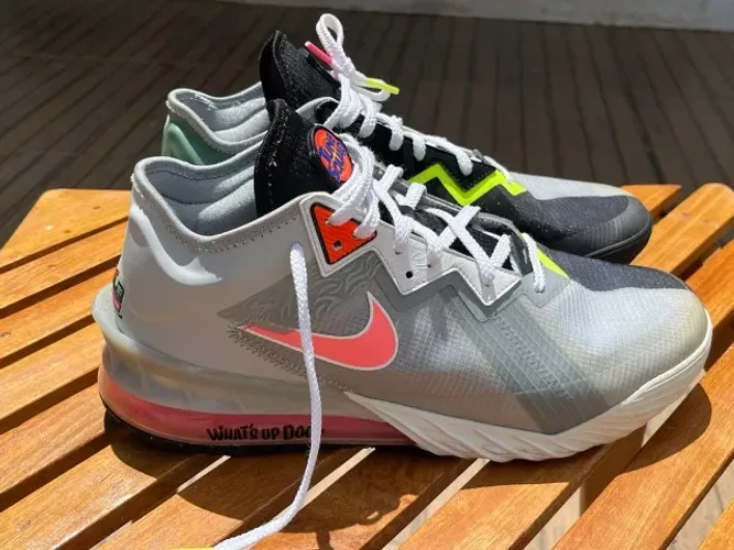 Tênis de basquete - LeBron 18 Low Bugs vs Marvin Space Jam