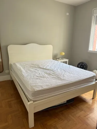 Cama queen e mesa de cabeceira (sem colchão)