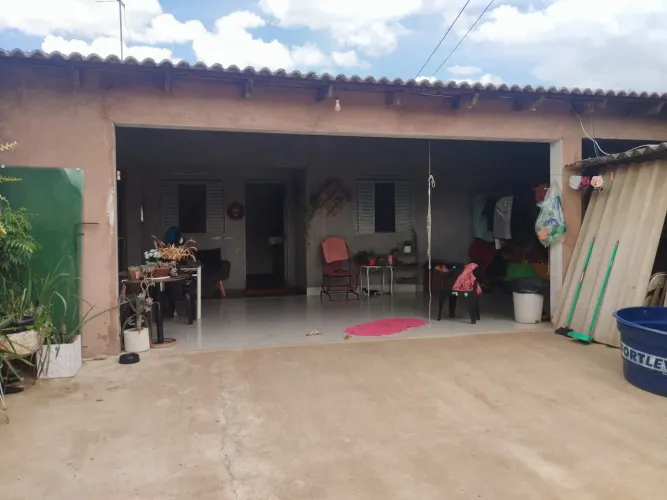 Casa com 03 quartos, 01 banheiro, sala, cozinha e garagen