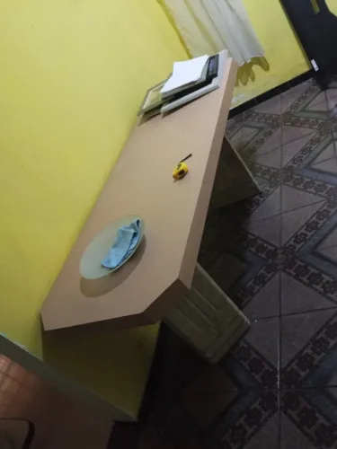 Mesa de madeira com pé de granito