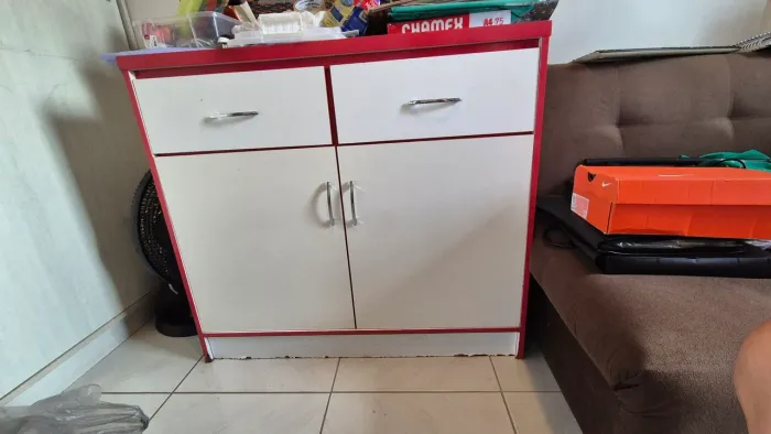 Armário branco com detalhes vermelhoa
