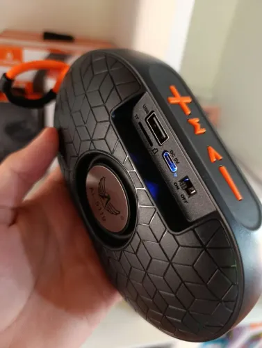 CAIXINHA DE SOM PORTÁTIL COM LED RGB