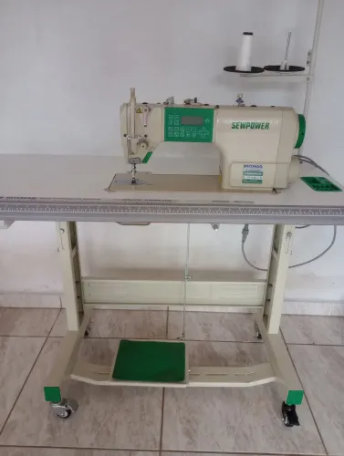 Máquina reta eletrônica semi nova motor direct drive e motor de passo, ótima máquina 