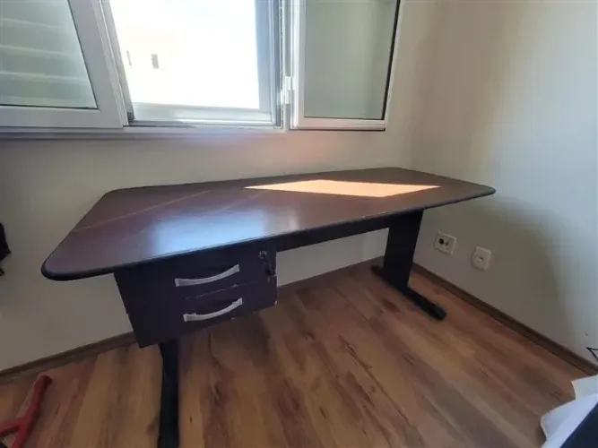 Mesa de escritório grande com 2 gavetas e chave