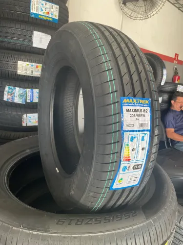 Pneus novos Maxtrek 205/65 Aro 15