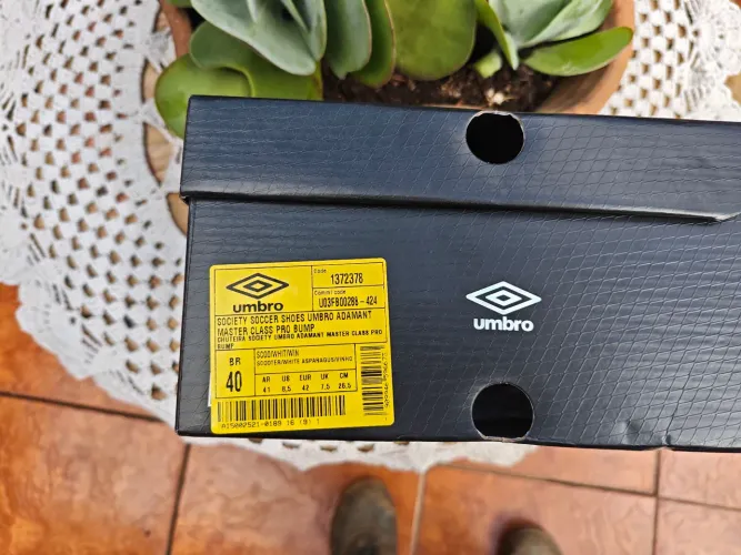 Chuteira umbro adamant pro 