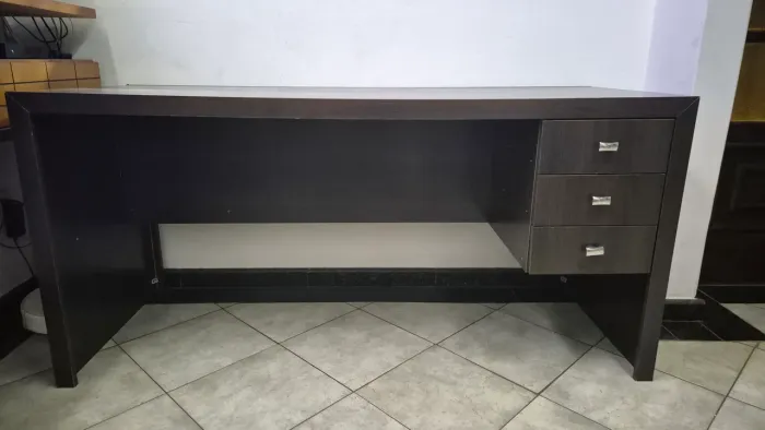 Escrivaninha Marrom, 3 gavetas 1,55 x 60 x 75  usada