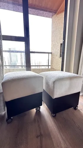 Duas banquetas estofadas, com rodinhas