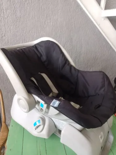 Vende-se bebê conforto.