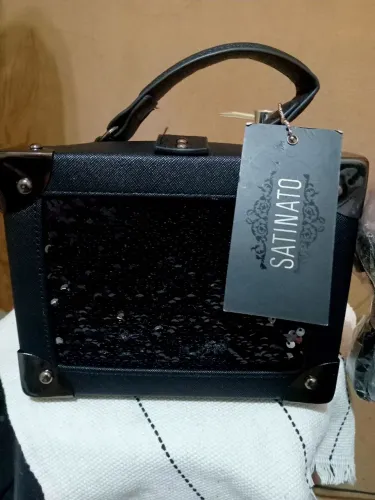 BOLSA DA SATINATO NOVA COM ALÇA E ETIQUETA ... COM 2 AVARIAS BEM PEQUENA DE ESTAR GUARDADA