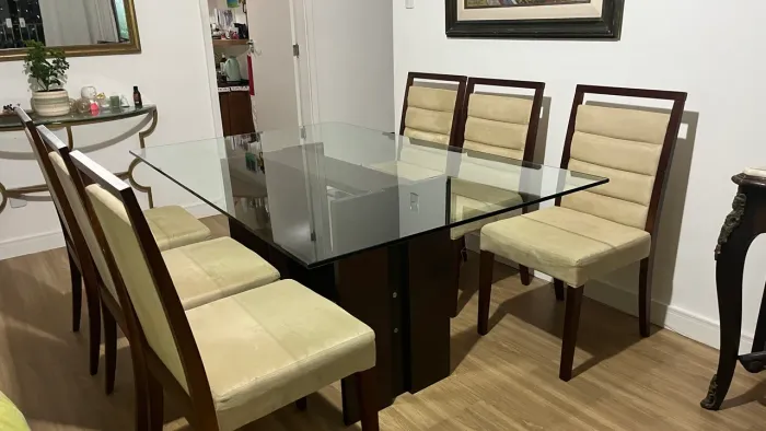 Mesa de vidro e base de madeira com 6 lugares da LARSHOPPING