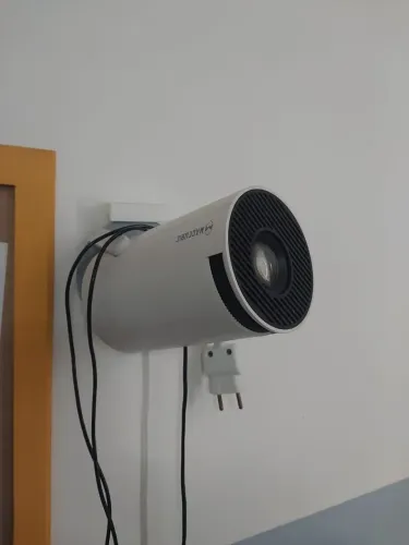 Projetor portátil + Tela de projeção automática Tomate