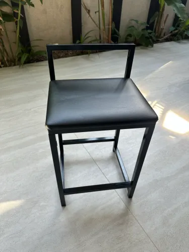 Kit 4 Banquetas com Encosto e Apoio de Pés - Estofado Courino | Aço | 125kg