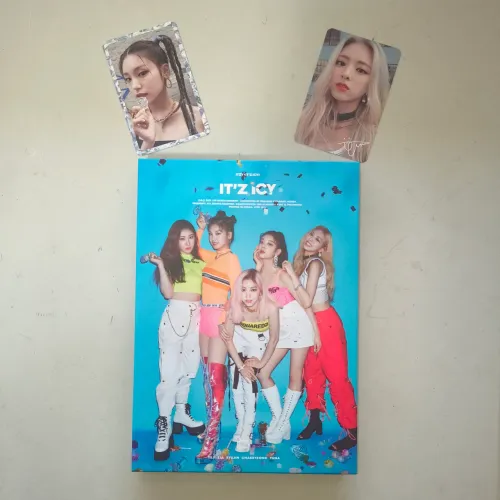 Álbum de KPOP do Itzy ver. "It'z" COMPLETO (venda presencial)