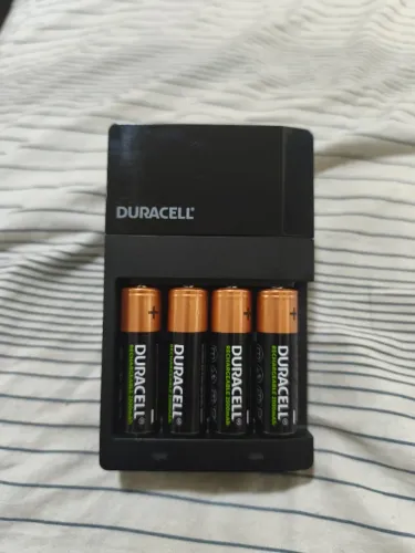 Pilhas recarregáveis Duracell com carregador