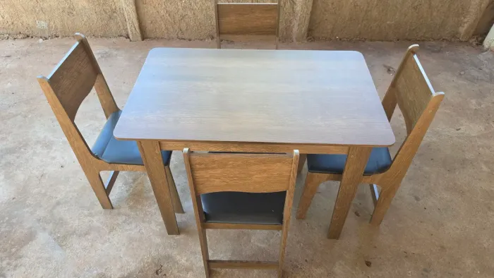 Mesa em madeira c/ 04 cadeiras