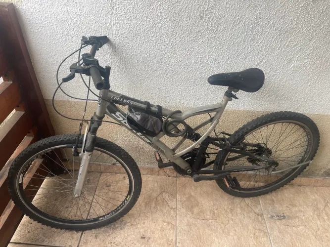 Bike aro 26 com suspensão dupla e 18 marchas.