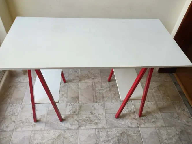 Mesa para escritório com cavaletes