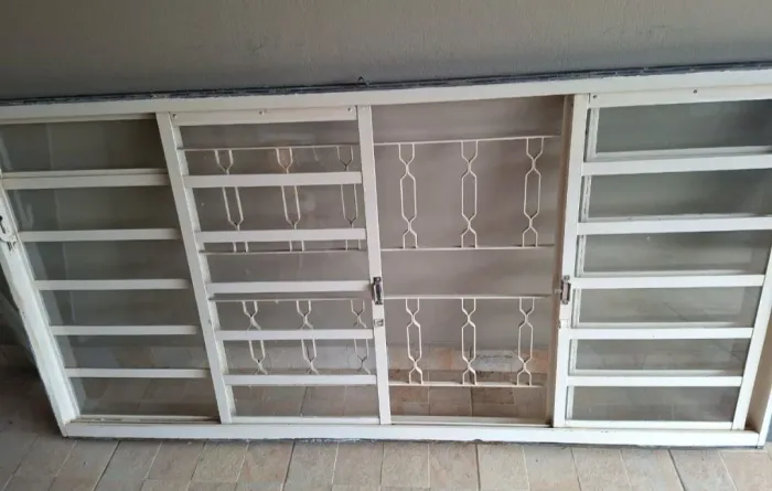Janela cozinha com vidro e grade