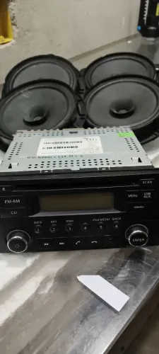 som ORIGINAL Nissan March 2017 com 4 alto-falantes