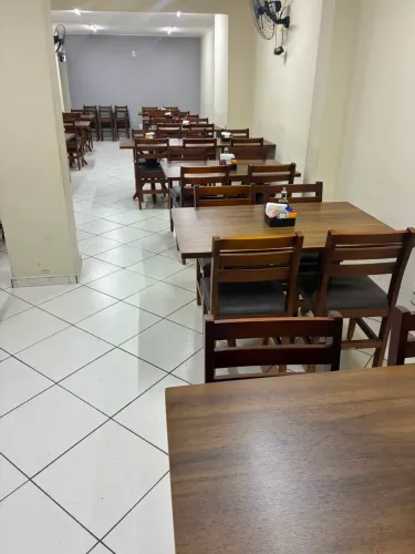 MESAS E CADEIRAS