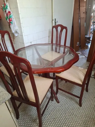 Mesa com tampo de vidro com 4 cadeiras