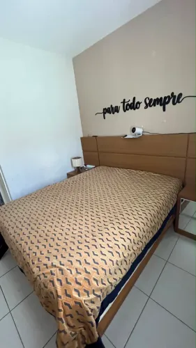 Vendo cama de casal tamanho queen sem colchão 