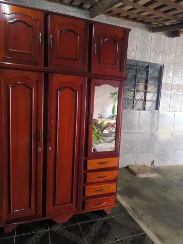 Guarda roupa de madeira