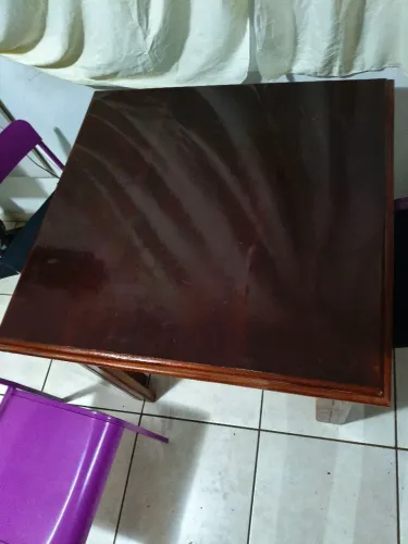 Mesa quadrada de madeira maciça com acabamento em verniz