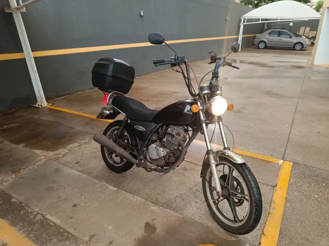 Suzuki Intruder 125 com Guidão 12'