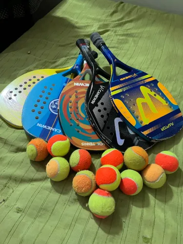 5 raquetes para beach tênis e 10 bolinhas.