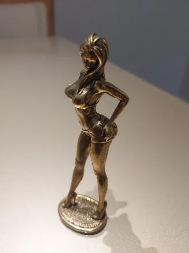 Escultura feminina mulher em latão