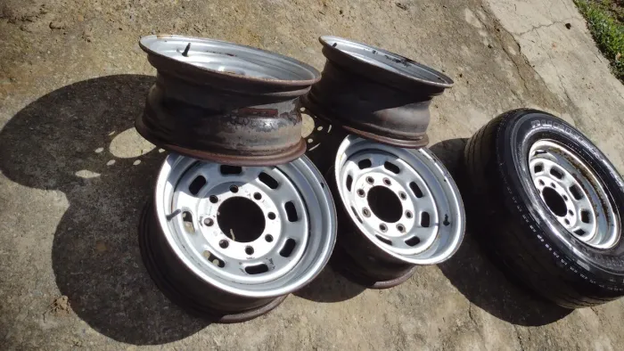 05 Roda aro 16 de f250 ou f350 moderna serve também na f2000 ano 84 valor 3 mil reais