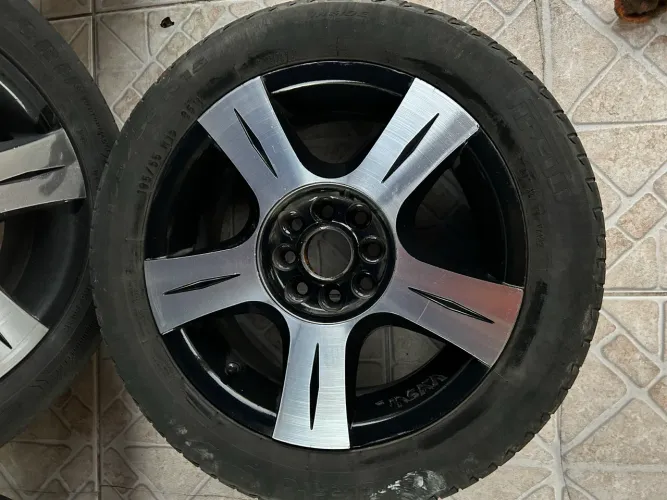 Vendo jogo de rodas Viska aro 15 com pneus 195/55 R15.