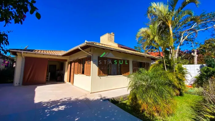 Casa térrea no centro de Garopaba,em terreno de 450m² a 480m da Praia