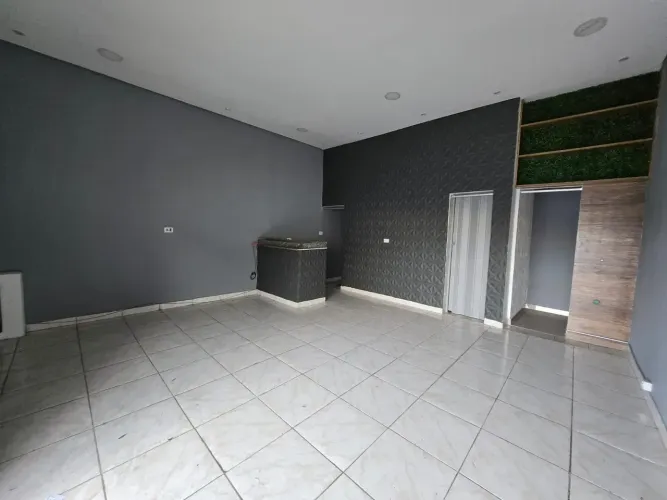 Prédio inteiro com 2 casas e dois salões com rendimento na avenida em Tremembé - São Paulo